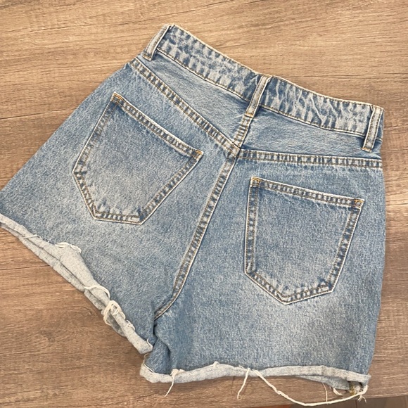 High waisted denim shorts - Picture 2 of 3